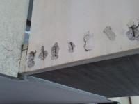 Bergamo: ripristino di facciata ammalorata con problemi di tenuta di parete di fissaggio; riparazione ferri affioranti con malta speciale - inizio lavori